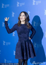 组图：《生命的火花》发布会 莎尔玛现场兴奋飞吻