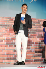 组图：小s紧身蓝裙大摆造型胸贴阮经天