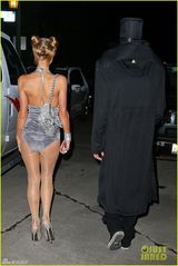 组图：希尔顿模仿麦莉吐舌穿性感熊装