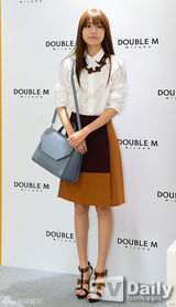 组图：少时秀英亮相粉丝会衬衣高腰裙显知性