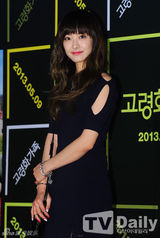 组图：宋茜允儿捧场韩片《高龄化家族》VIP试映