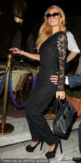 组图：帕丽斯-希尔顿与男友当众热吻秀恩爱