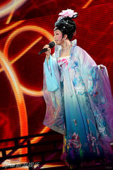 组图：周笔畅韩庚献唱深圳跨年 全场祝福Selina