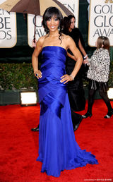 高清组图：黑人女星肖恩-罗宾森主打蓝色撑伞亮相