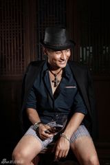 组图：贺刚时尚运动大片展绅士风范