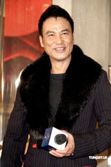 幻灯图集：妩媚杨谨华搭档成熟任达华 代言名表