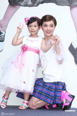 组图：郭采洁新专辑宣传秀美腿裙底险走光