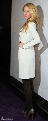 高清组图：布莱克-莱弗利白衣亮相纽约时装周