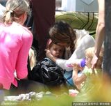 组图：杰西卡-阿尔芭全家野餐 女儿勾脖倒地表情囧