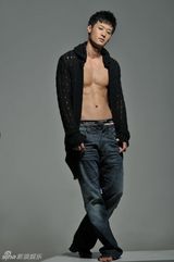 组图：亓航(启航)拍秋日写真 完美体形秀型男风采