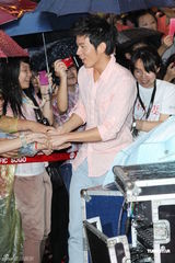 组图：隋棠出席影迷签书会 看淡感情不过情人节