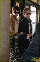 组图：安妮海瑟薇蜜月后现身机场 紧贴老公秀恩爱