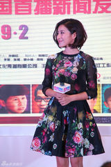 组图：王雅捷透视装露黑色内衣小秀性感