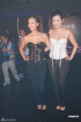 组图：佘诗曼捧场内衣秀 周家蔚大肚仍穿高跟鞋