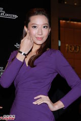 组图：乐基儿亮相名表酒会古铜肤色健康优雅