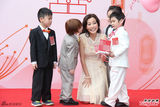 组图：刘心悠情人节甜美亮相 小男孩现场献吻