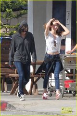 组图：暮光女低胸短袖露小蛮腰 心情放松现赘肉