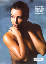 组图：金-卡戴珊登封面黑色泳装秀性感身材