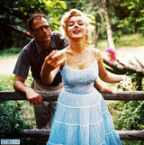 组图：梦露与前夫米勒罕见写真 林中娇憨小女人