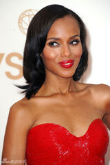 组图：艾美奖红毯 凯丽-华盛顿浓妆艳抹闪耀红裙