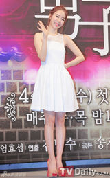 组图：池贤宇刘仁娜亮相《仁显王后的男人》发布会