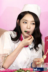 组图：韩歌手姜敏京靓装出席某饮品促销活动