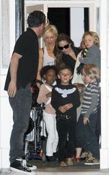 组图：朱莉和斯蒂芬妮星妈聚会 明星宝宝扎堆