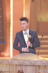 组图：TVB台庆王浩信获飞跃进步男艺人奖