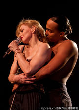 组图：麦当娜上演限制级 边跳边脱蹭猛男