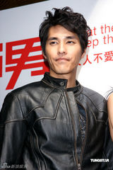 幻灯图：蓝正龙出席新剧首映 小小彬最像“PS男”