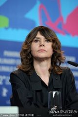 组图：《她们》记者会 比诺什开心搞怪热吻女星