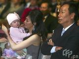 幻灯图：郭富城尾牙献唱 郭台铭拖娇妻幼女合家欢