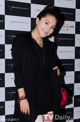组图：韩星金贞兰Bada参加首尔时尚周朴春武展