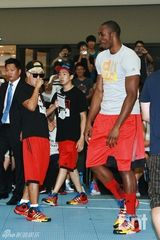组图：NBA球星霍华德访韩跳马舞与谐星搞笑互动