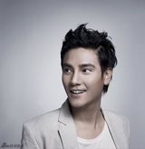 组图：丁子峻暖春造型曝光 帅气笑容春意浓浓