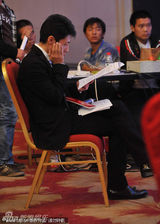 组图：撒贝宁避谈婚讯传闻尴尬吐舌头