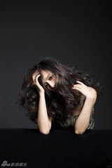 幻灯图：张静初最新写真曝光 百朵红玫瑰团簇身前