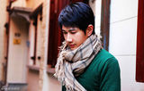 组图：何明翰春日写真 绿色开衫毛衣搭配围巾