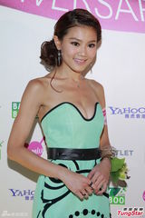 组图：周秀娜秀豪乳深长事业线 7位数投资内衣