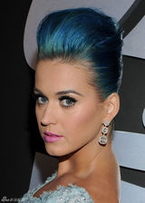 高清组图：格莱美红毯凯蒂-佩里蓝发蓝裙亮相