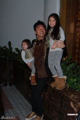 组图：钟镇涛生日携女亮相派对 谭咏麟叶童现身