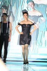 组图：翁虹大秀火辣身材 为照顾女儿减少工作量