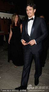 组图：麦当娜黑超黑裙尽展大姐大酷 助阵女性电影奖