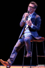 组图：李宗盛桃红衬衫开唱 称林忆莲唱得更好