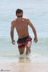 组图：英国跳水正太戴利海滩度假 身材略显发福