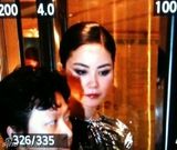 组图：王菲与邓丽君隔空对唱 银色长裙典雅