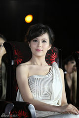 组图：温心亮相《关云长》红毯 斜肩长裙优雅脱俗