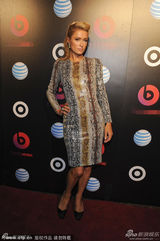 组图：希尔顿蛇皮纹修身礼服亮相 显玲珑曲线