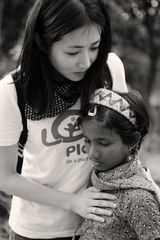 高清组图：韩星崔贞媛化身慈善天使 异国献爱心