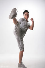 组图：董易晋动感写真显童趣 功夫拳脚可爱到底